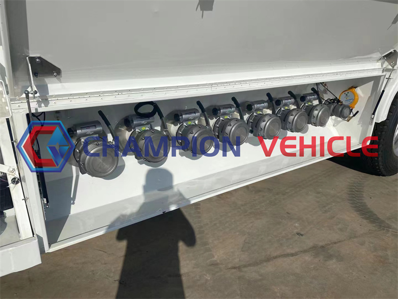 3轴油罐半挂 (1)