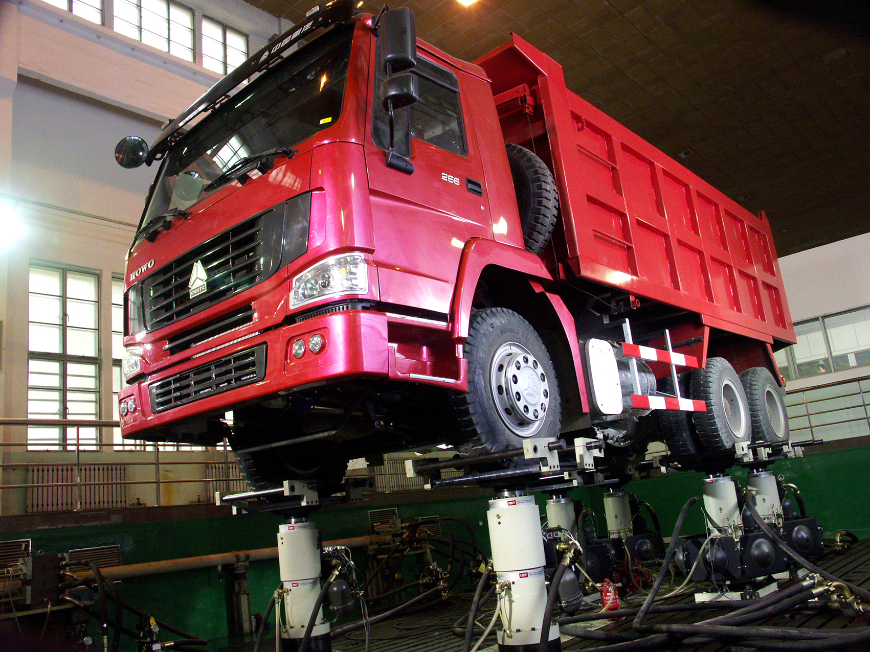 国内唯一的重型车整车道路模拟试验台